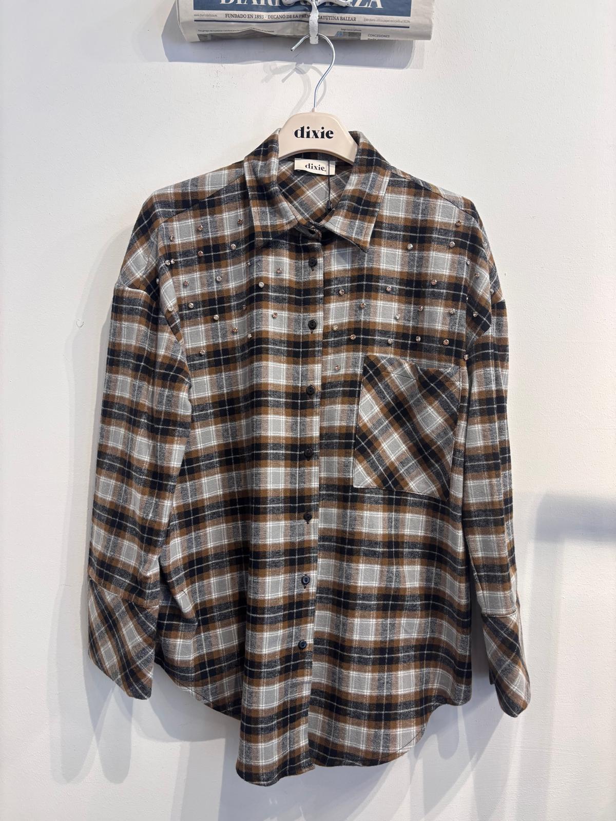 Camicia a quadri con borchie e tasca frontale