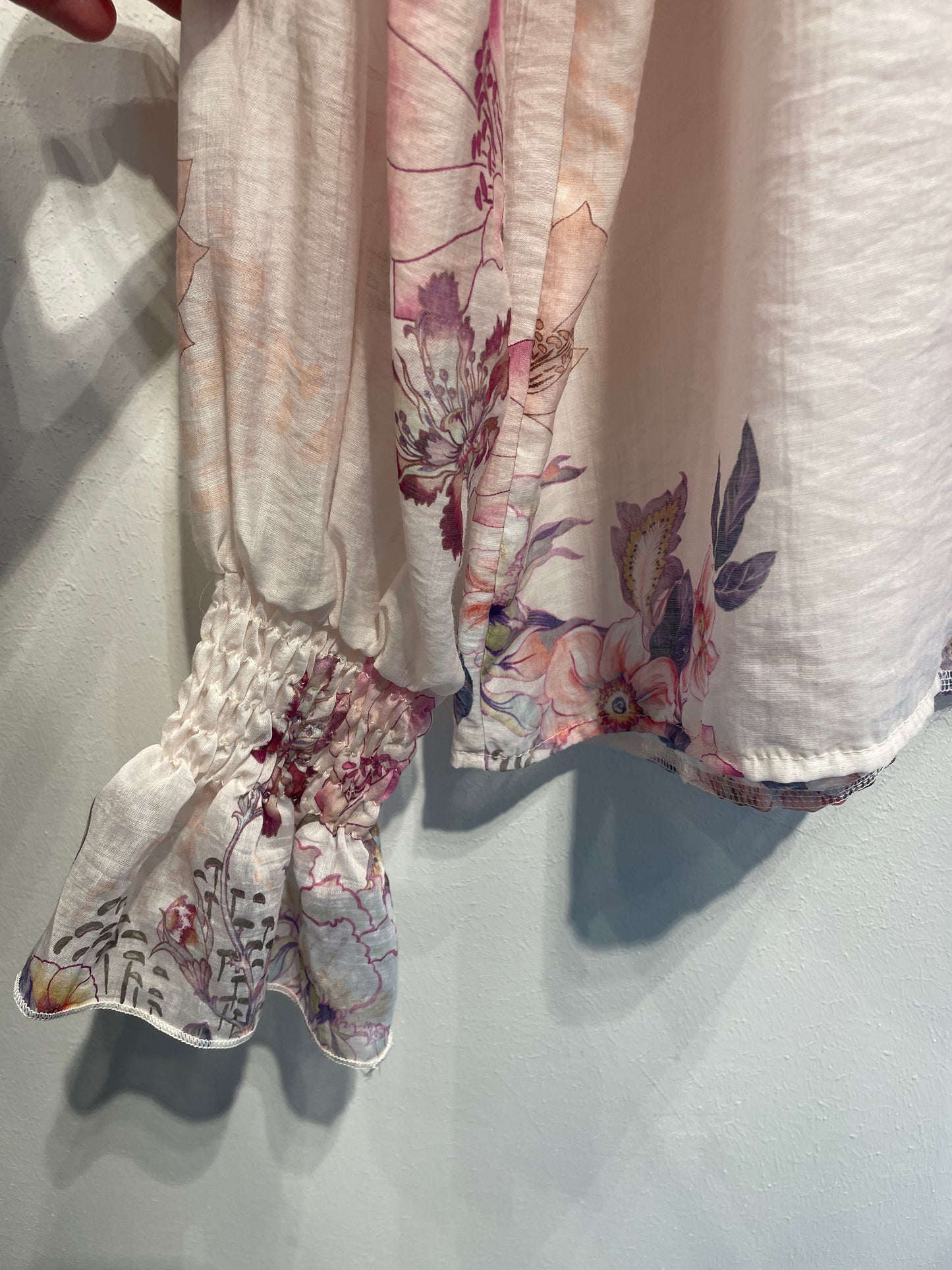 Blusa a fiori con volant manica lunga