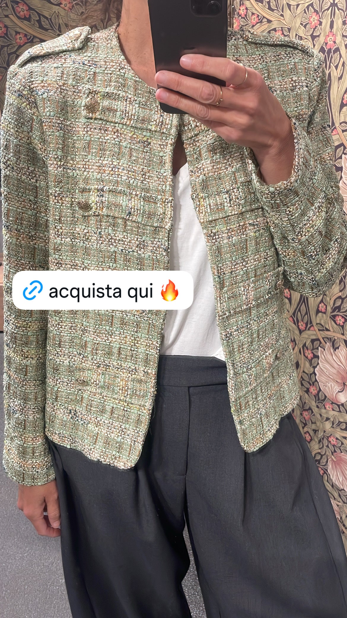Giacca camicia con bottoni decorativi e spalle strutturate