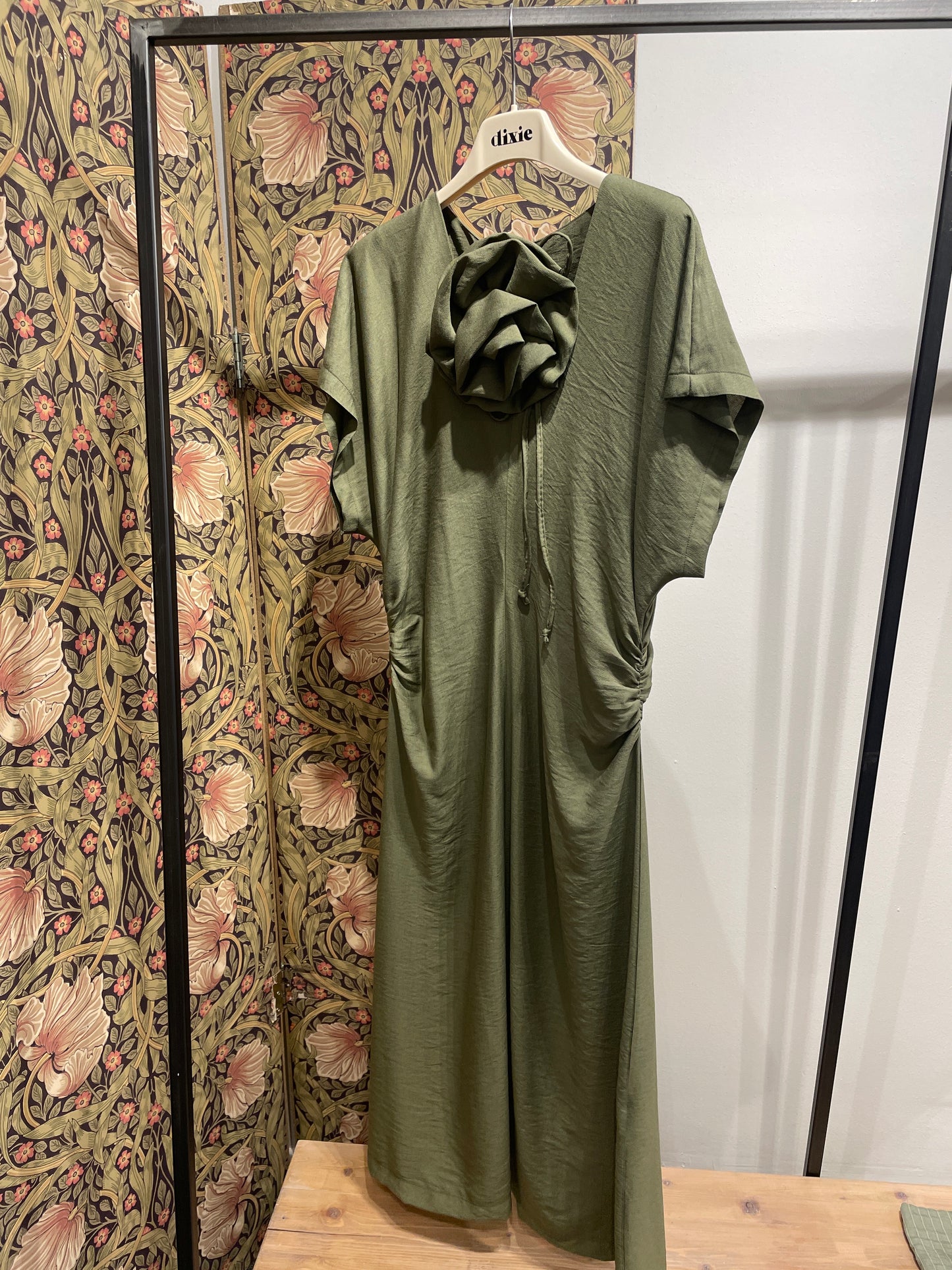 DRESS MIDI CON MANICHE CORTE E SCOLLO A V