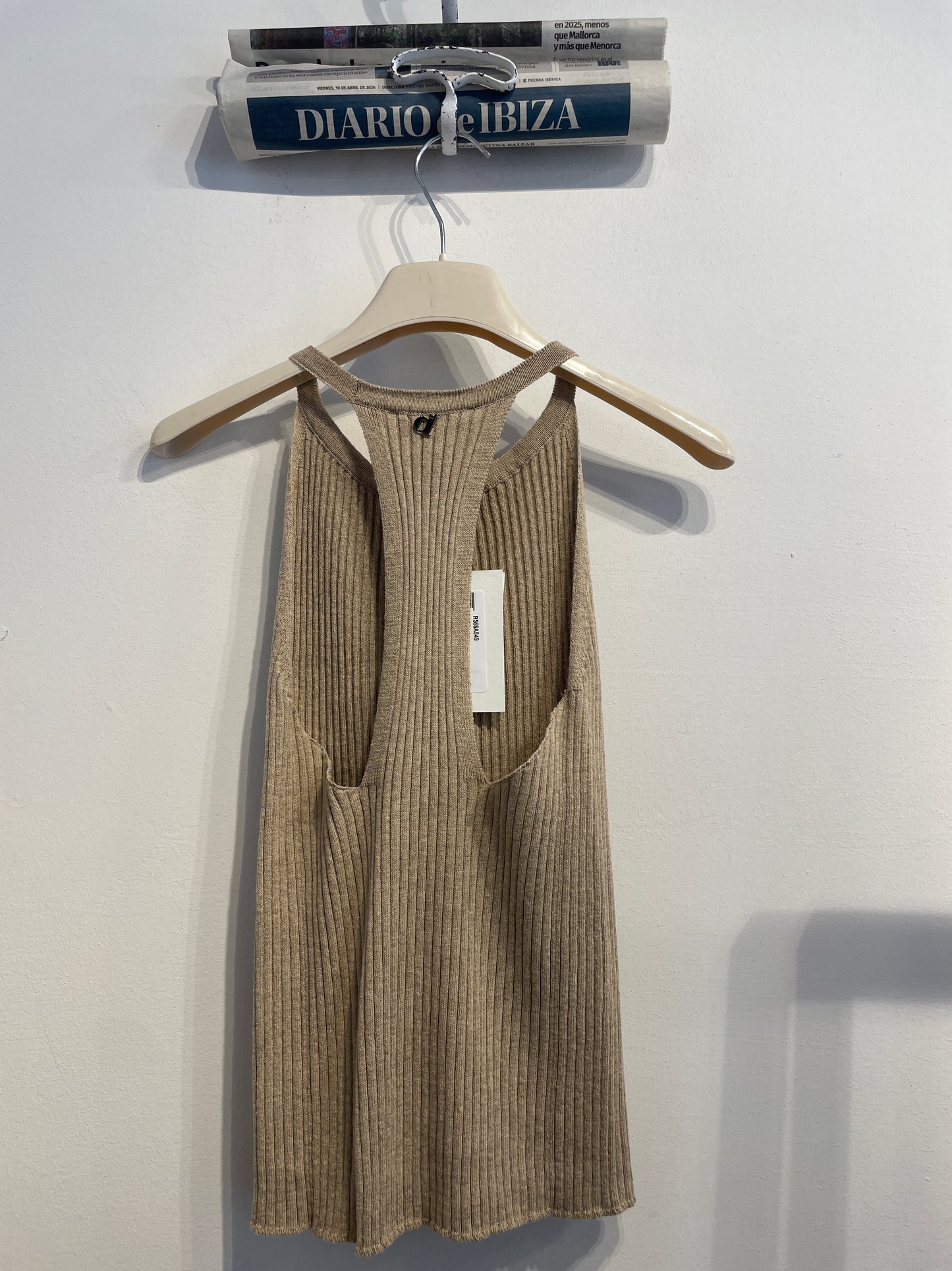 Top smanicato a costine con scollo ampio