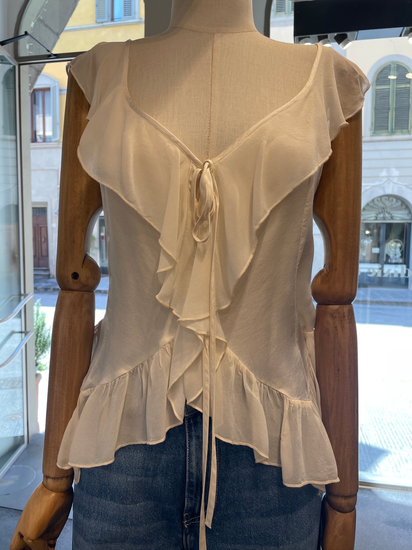 Top con balze e scollo ampio annodato