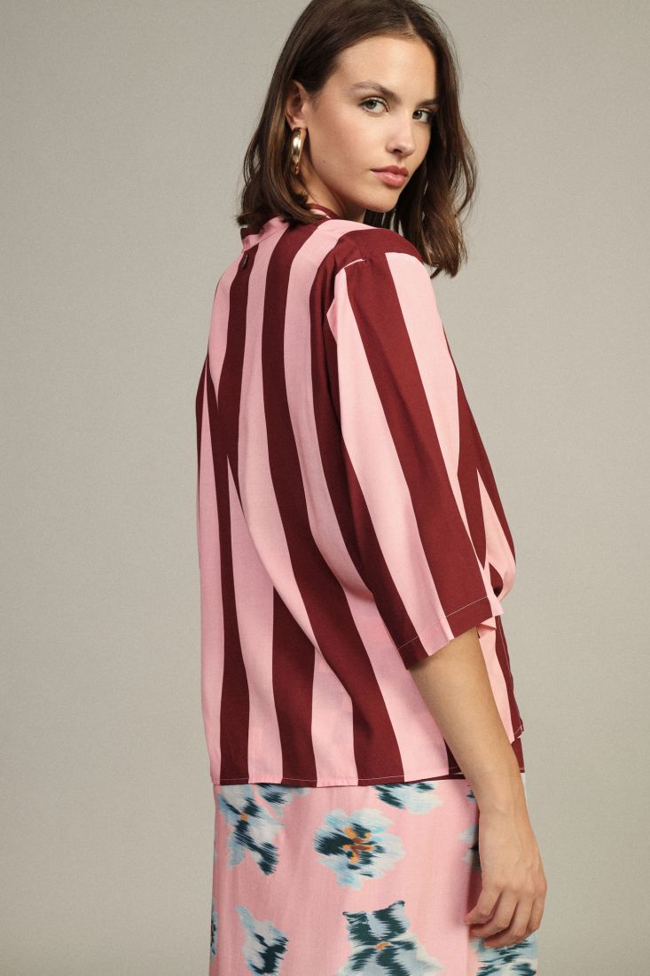 Camicia a righe con nodo frontale e maniche 3/4