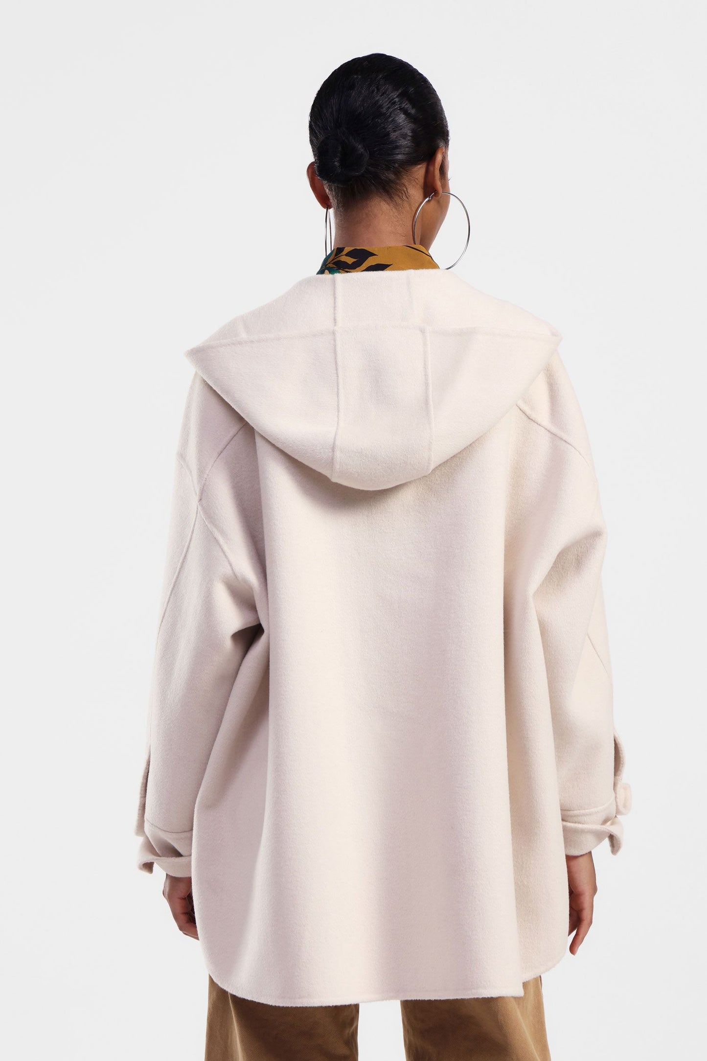 Cappotto con cappuccio e tasche frontali