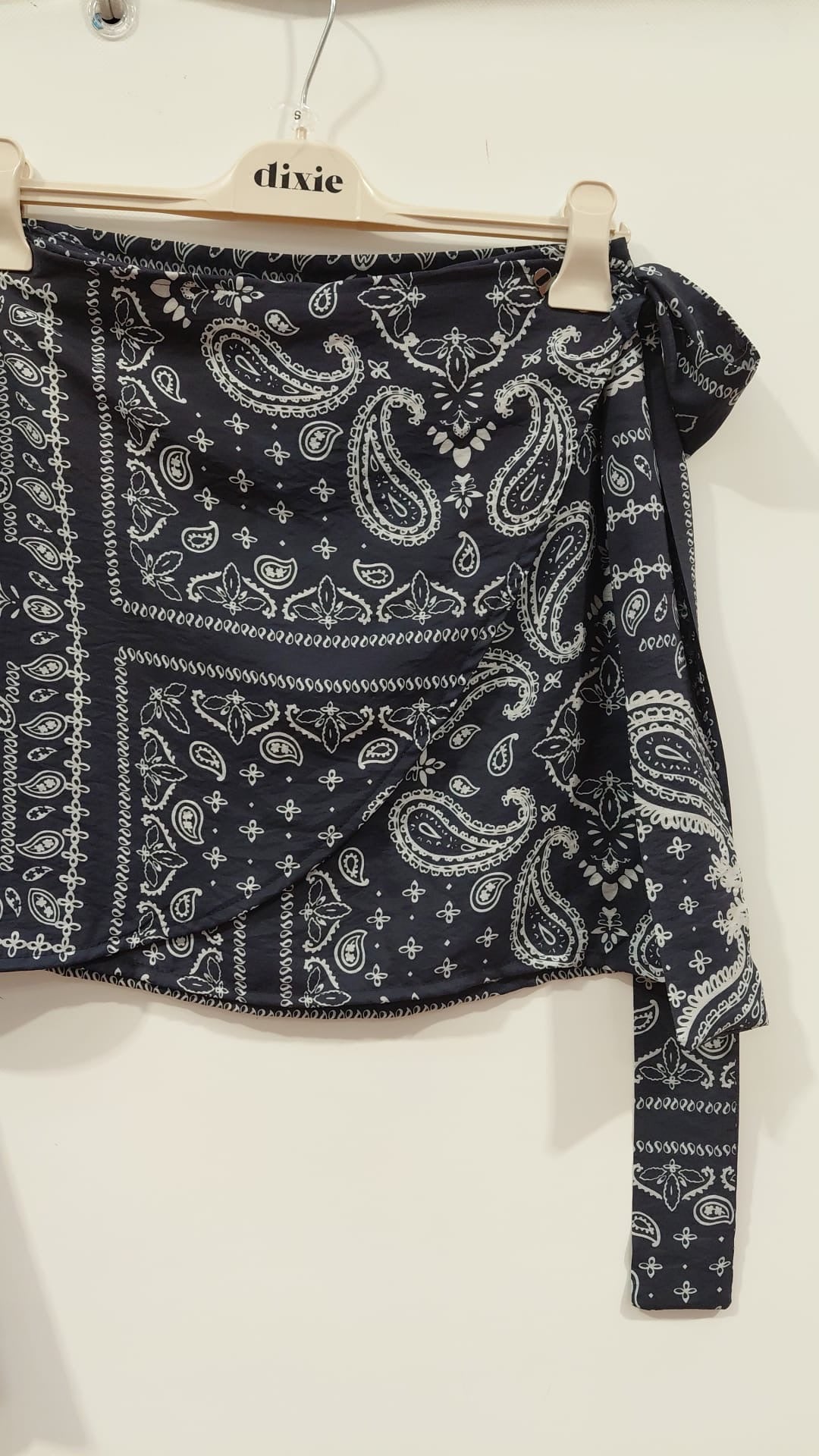 Gonna corta fantasia bandana con nodo laterale