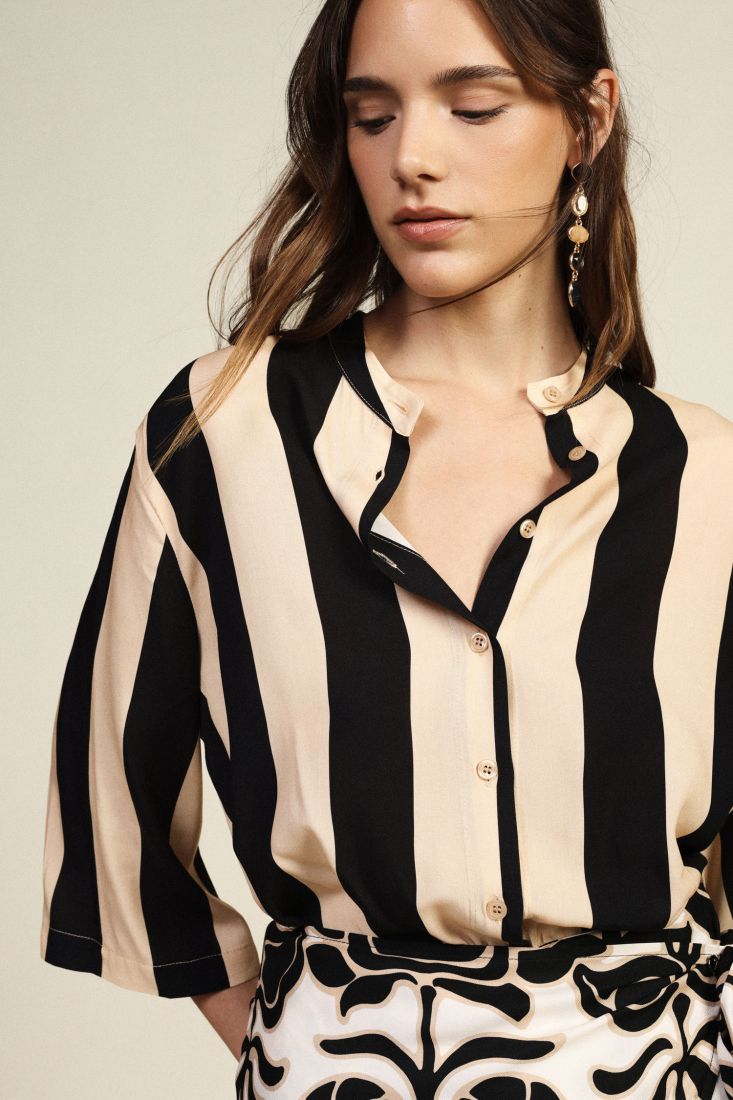 Camicia a righe con nodo frontale e maniche 3/4