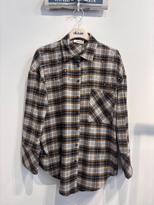 Camicia a quadri con borchie e tasca frontale