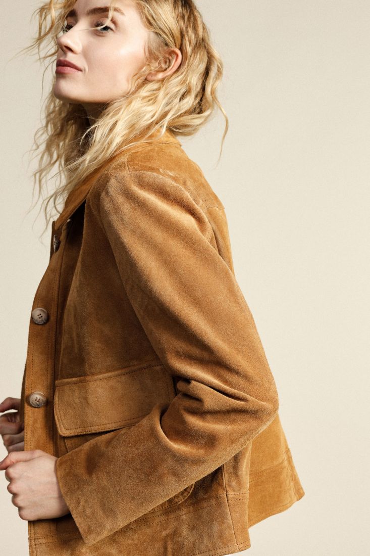 Giacca in pelle con tasche frontali e bottoni