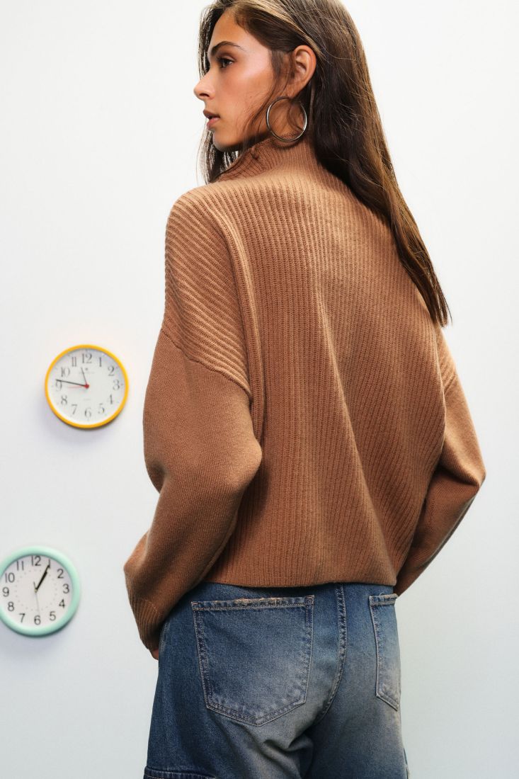 MAGLIONE A COSTINE CON MEZZA ZIP E COLLO ALTO