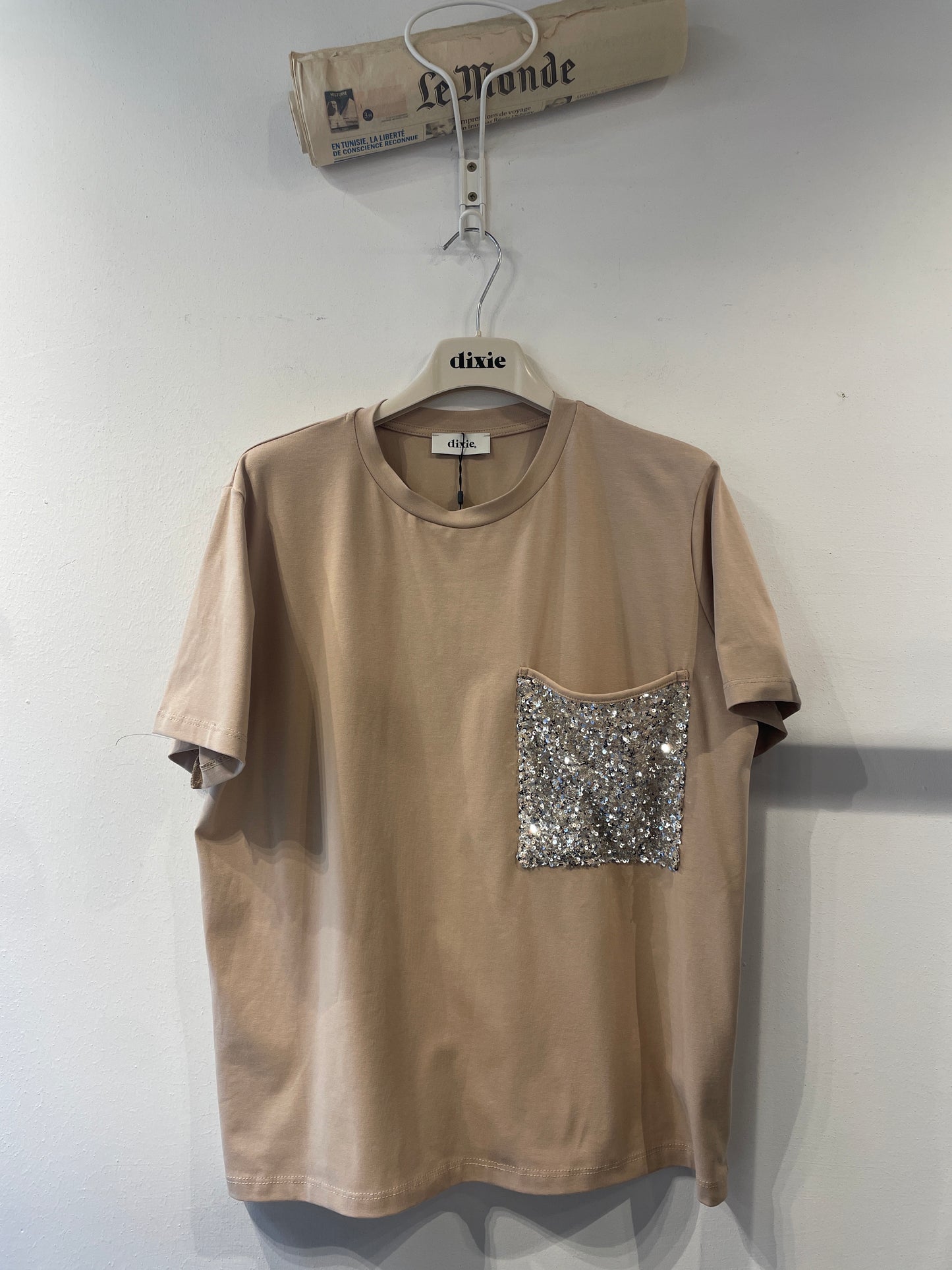T-SHIRT CON TASCHINO APPLICATO CON PAILLETTES