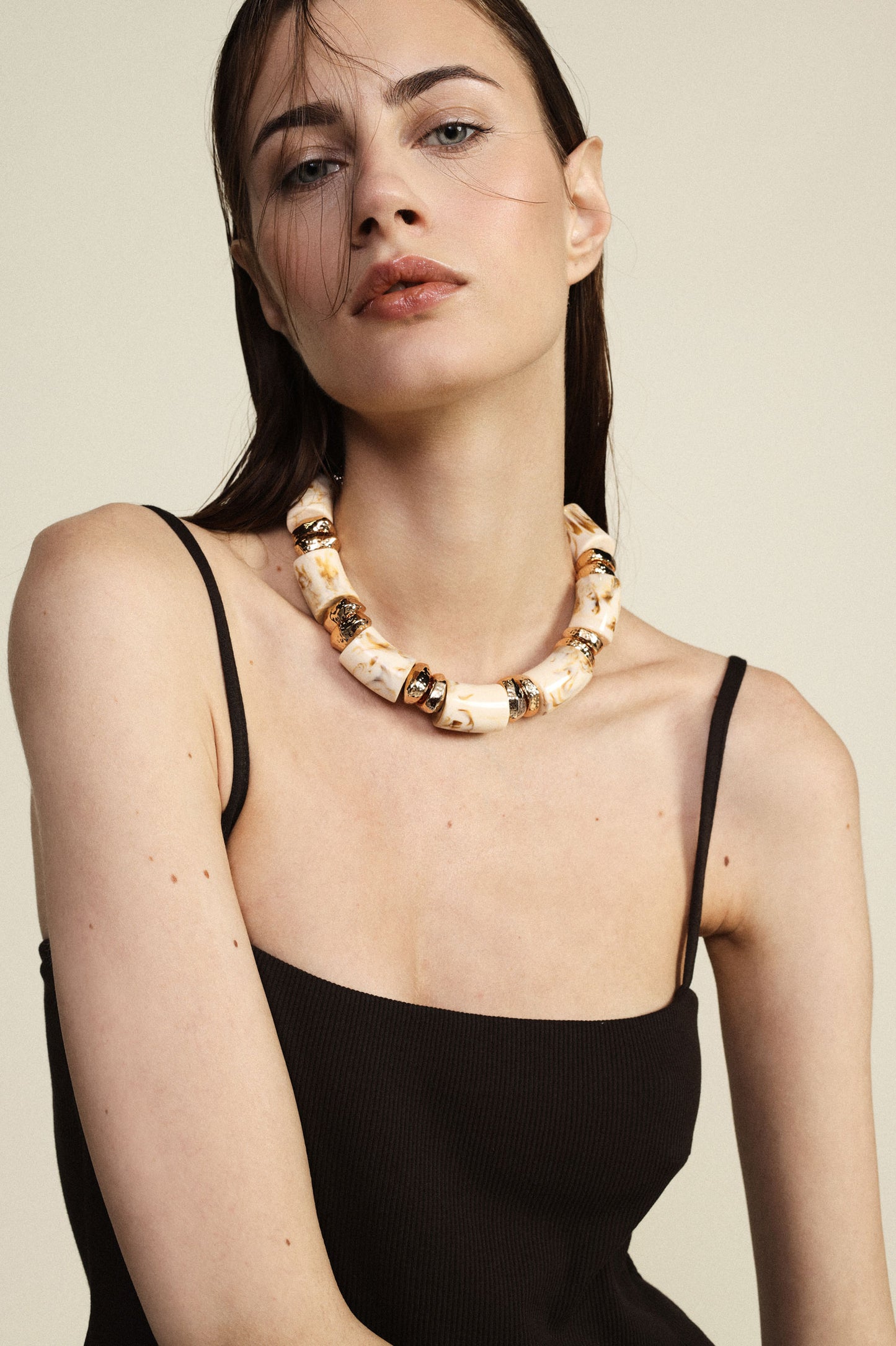 Collana elastico con cilindri marmorizzati e inserti metallici