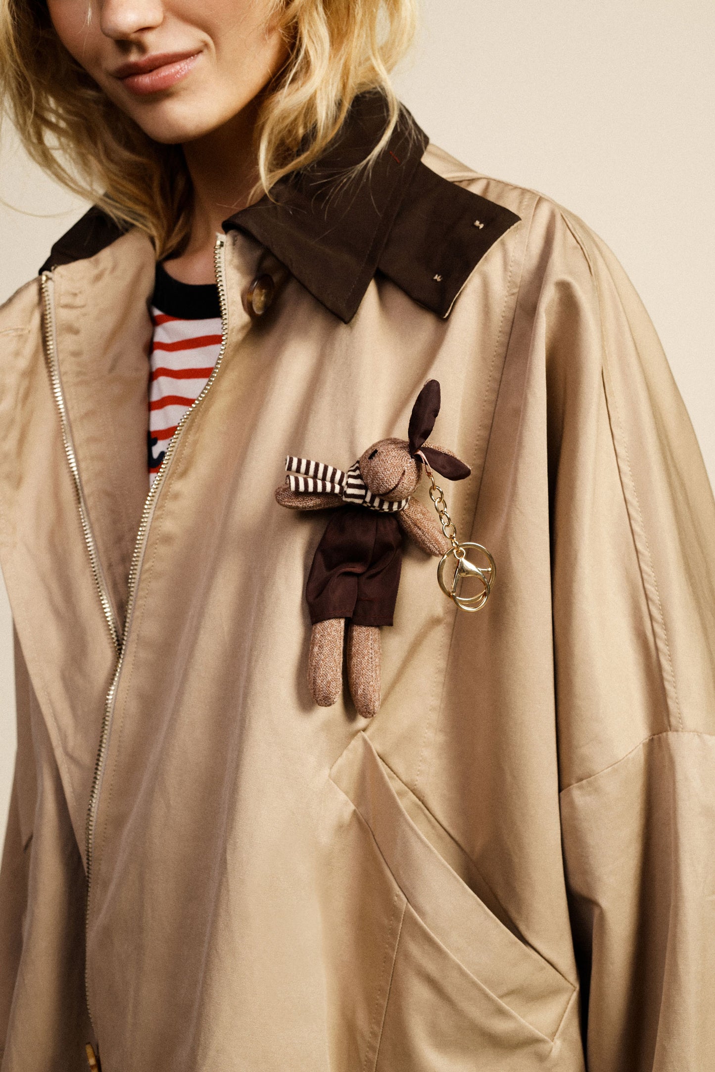 Cappotto corto oversize chiusura zip collo contrasto