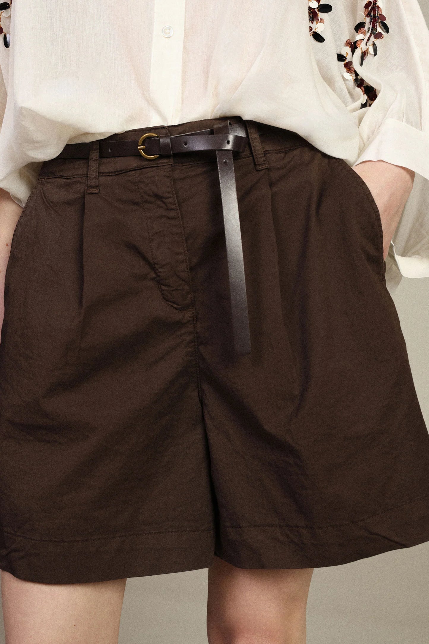 SHORTS REGULAR-FIT CON PINCE E CINTURA SOTTILE