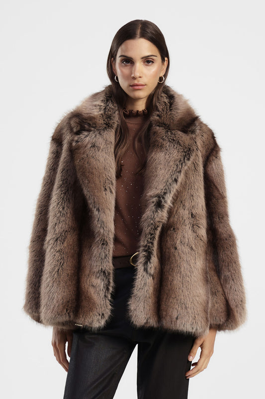 Eco-fur corta con ampio revers e volume