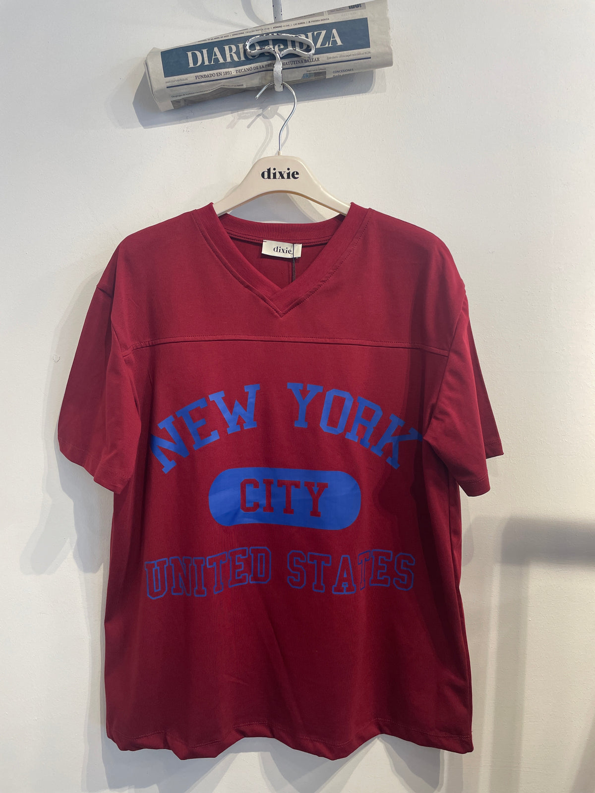 T-shirt stampa new york con scollo a v