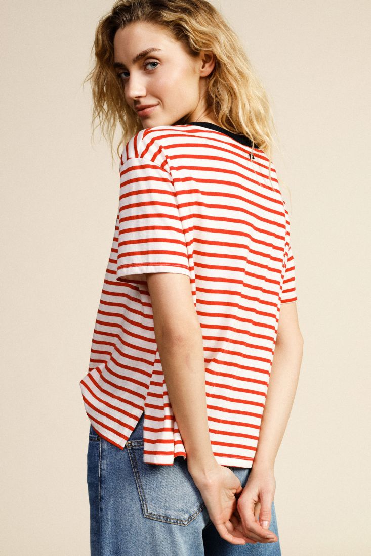 T-shirt a righe con scritta e girocollo