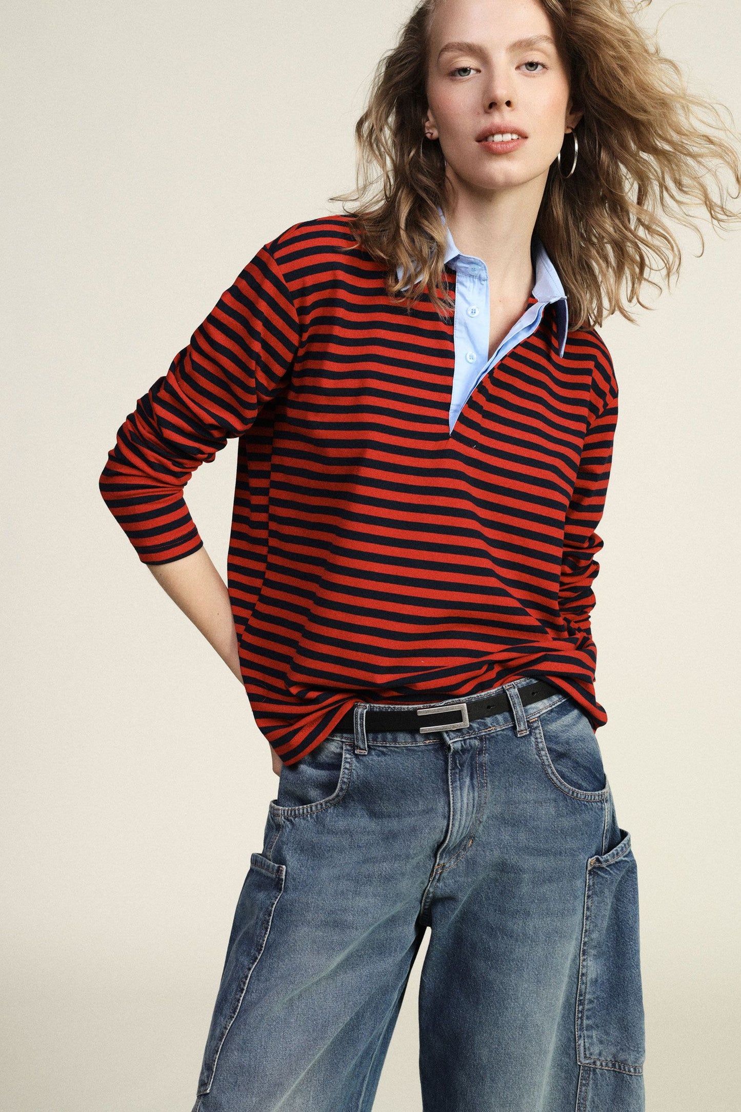 T-shirt a righe con colletto classico a contrasto
