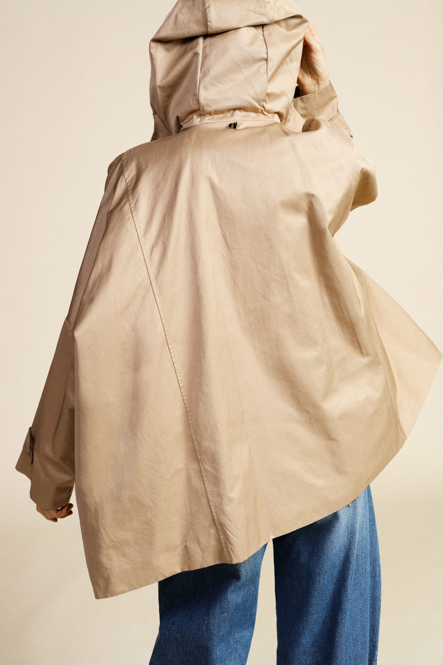 Cappotto corto oversize chiusura zip collo contrasto