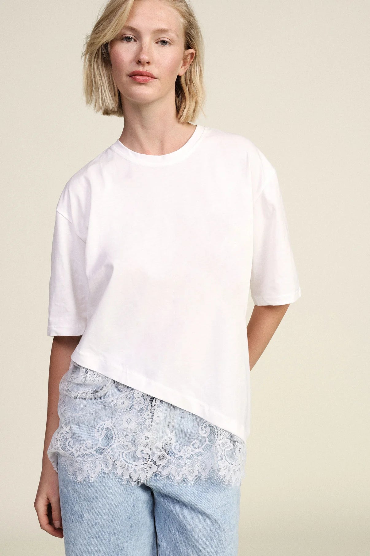 T-SHIRT ASIMMETRICA CON BORDO IN PIZZO
