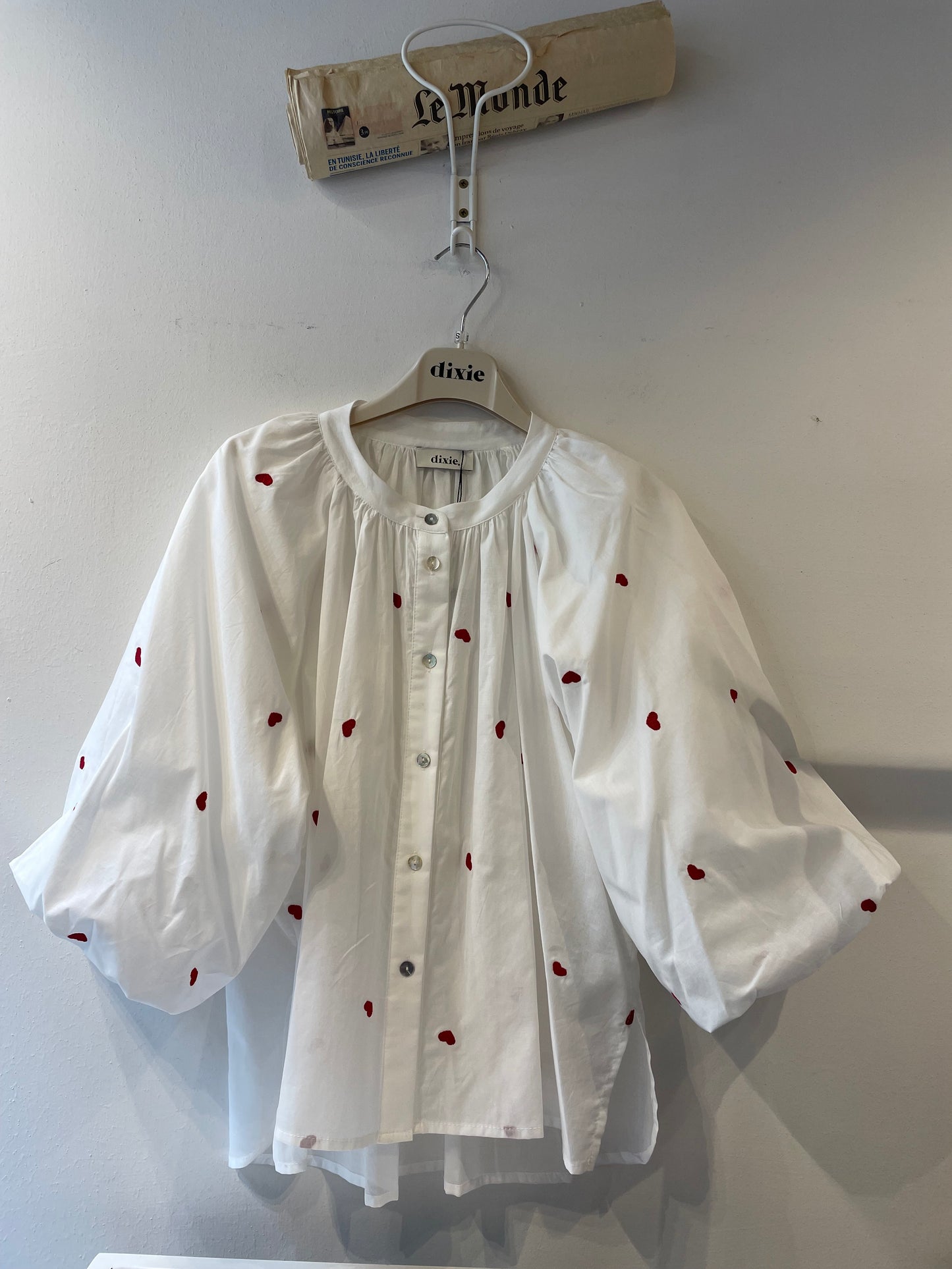 CAMICIA AMPIA CON MANICHE CORTE E DETTAGLI RICAMATI 100%CO