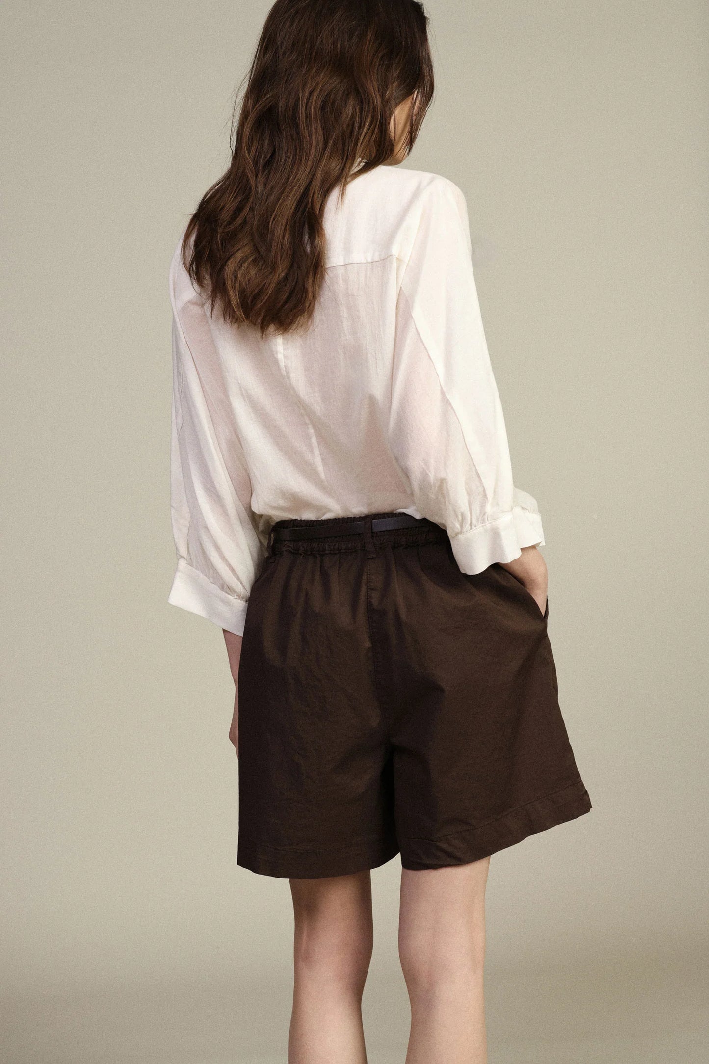 SHORTS REGULAR-FIT CON PINCE E CINTURA SOTTILE