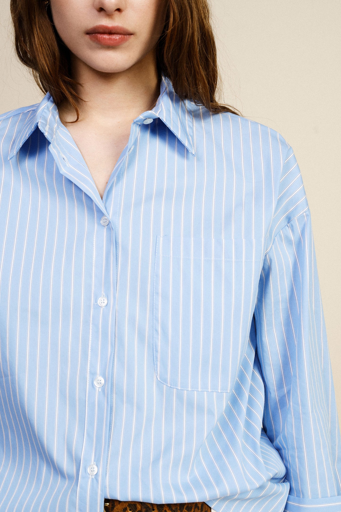 Camicia rigata con taschino e frase stampata