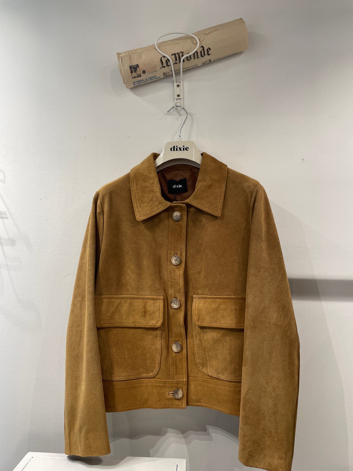 Giacca in pelle con tasche frontali e bottoni