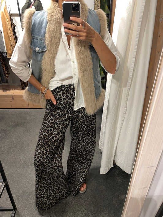 Gilet in denim con bordi in pelliccia