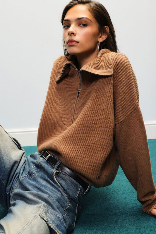 MAGLIONE A COSTINE CON MEZZA ZIP E COLLO ALTO