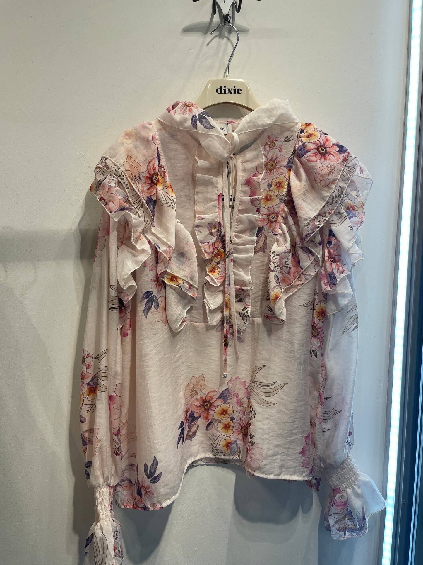 Blusa a fiori con volant manica lunga