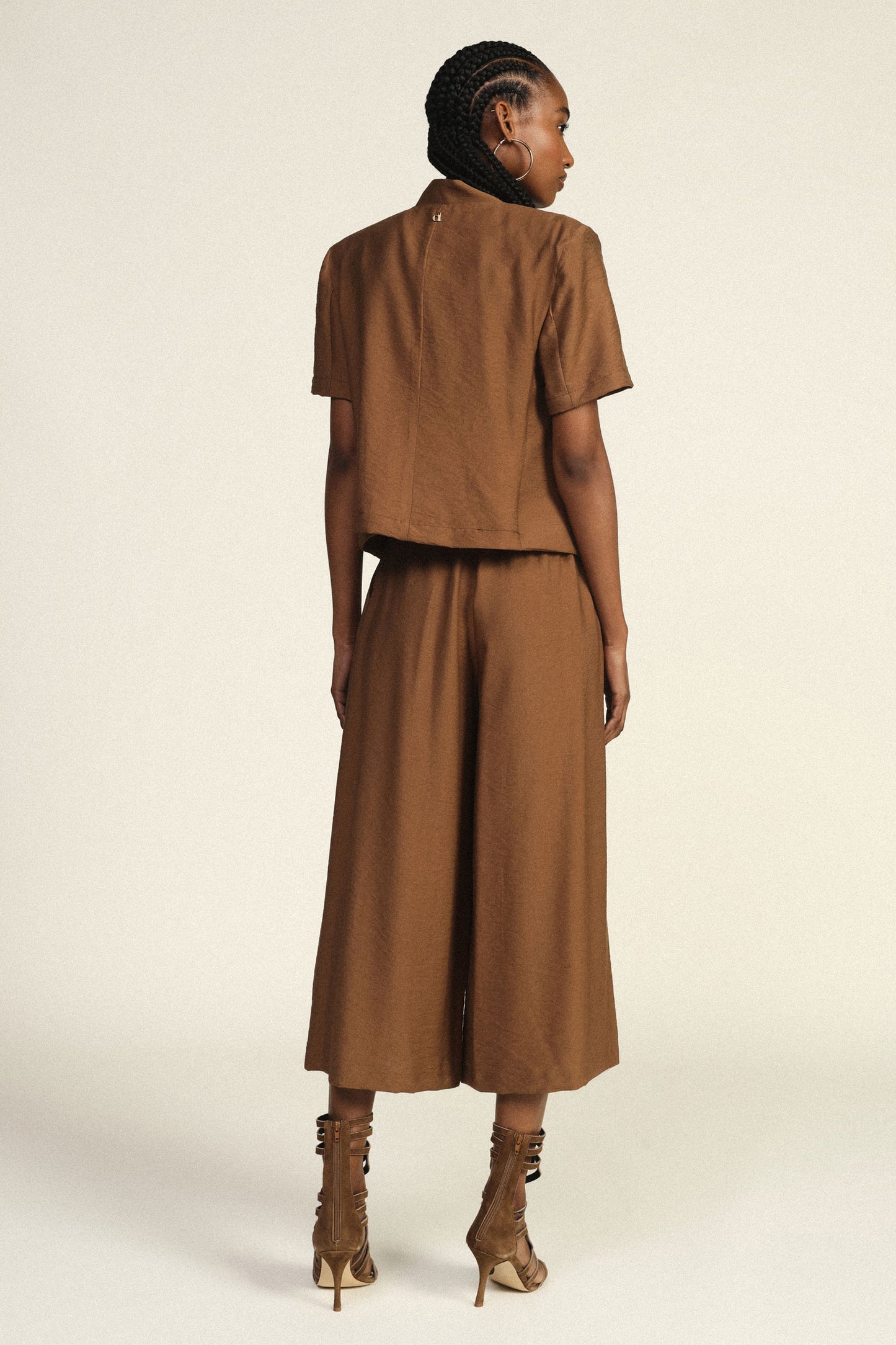 Pantaloni palazzo cropped con pinces e tasche
