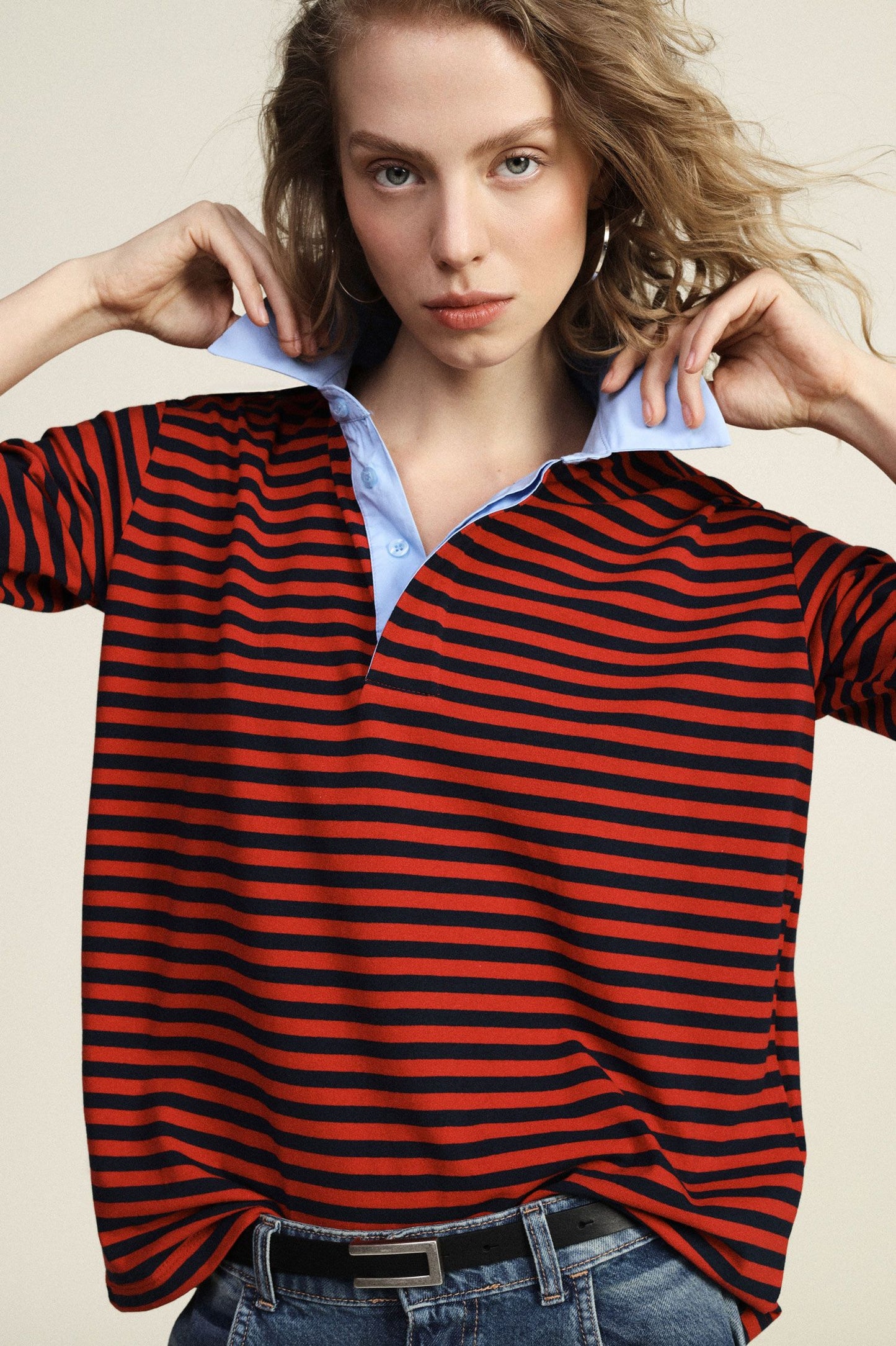 T-shirt a righe con colletto classico a contrasto