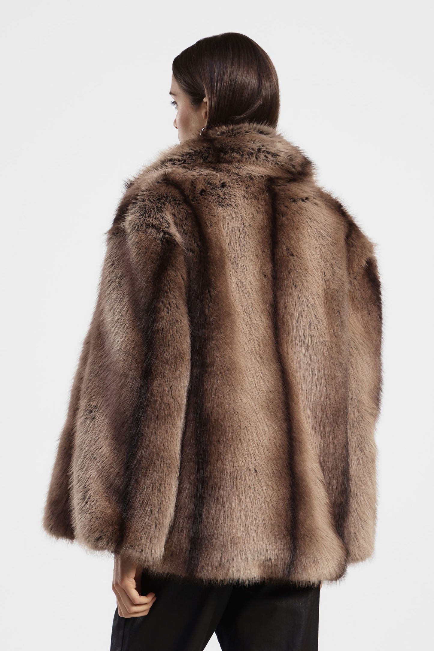 Eco-fur corta con ampio revers e volume