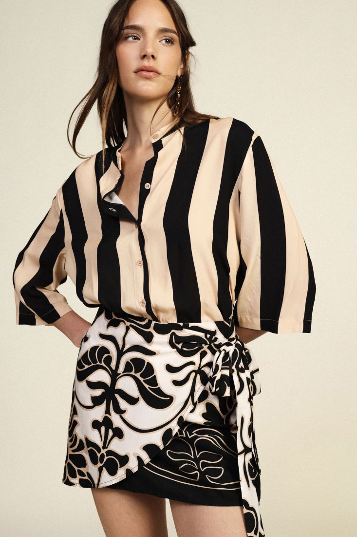 Camicia a righe con nodo frontale e maniche 3/4