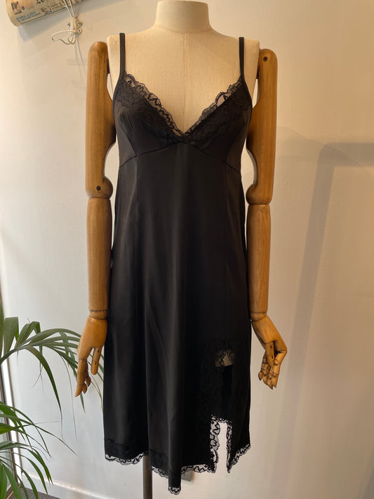 Abito con spalline e pizzo, taglio dritto