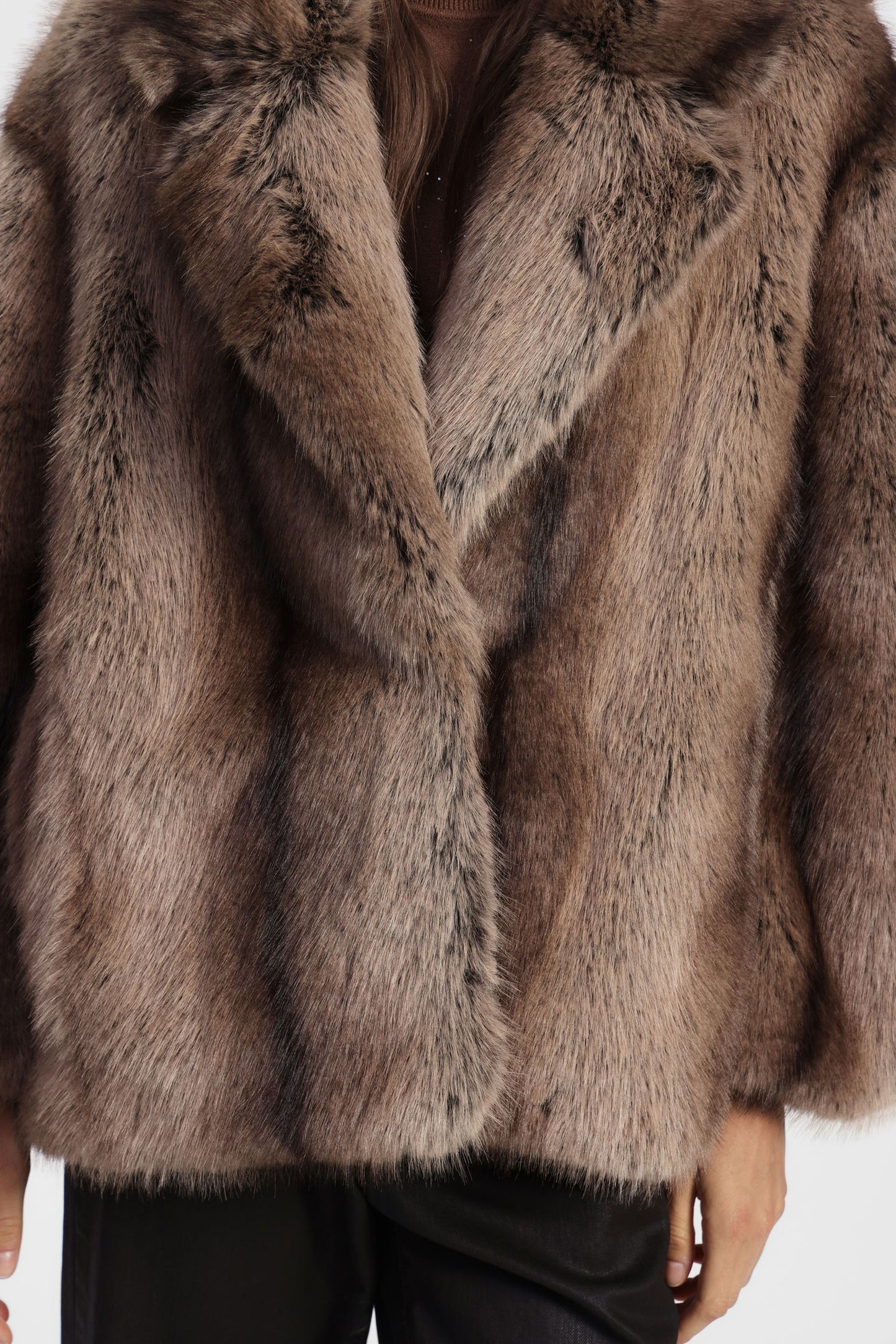 Eco-fur corta con ampio revers e volume