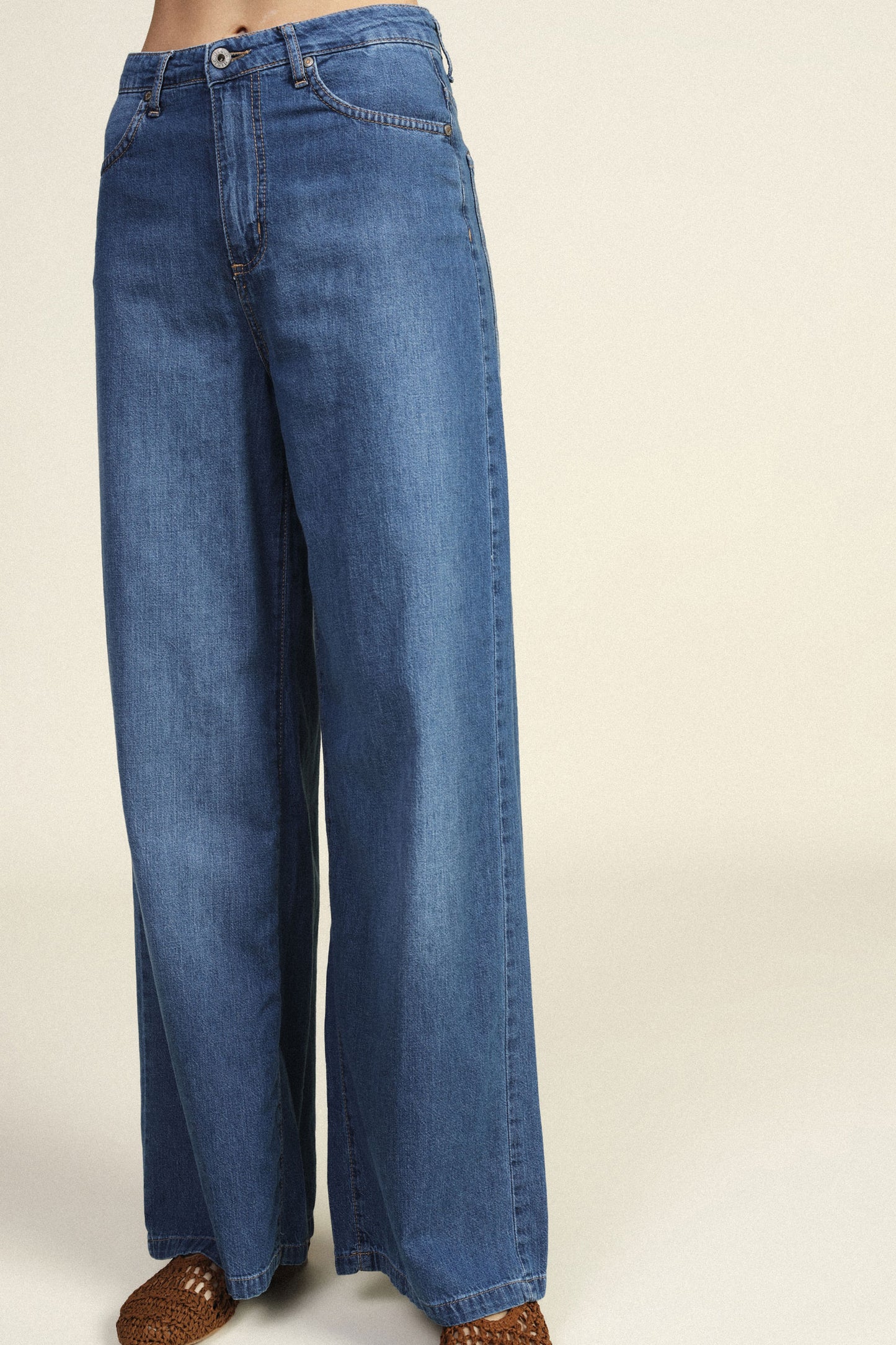 Jeans a gamba larga vita alta con tasche