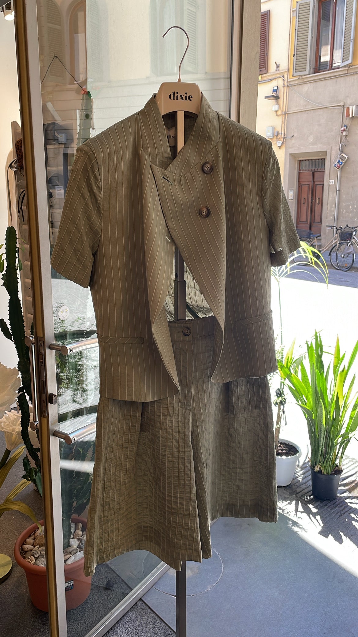 Completo con Blazer corto a righe con maniche corte e bottoni asimmetrici