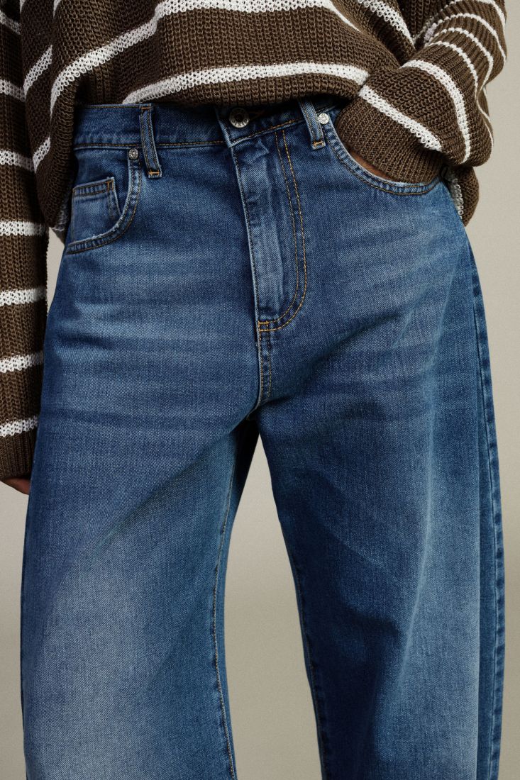 Jeans balloon fit con gamba ampia e pince