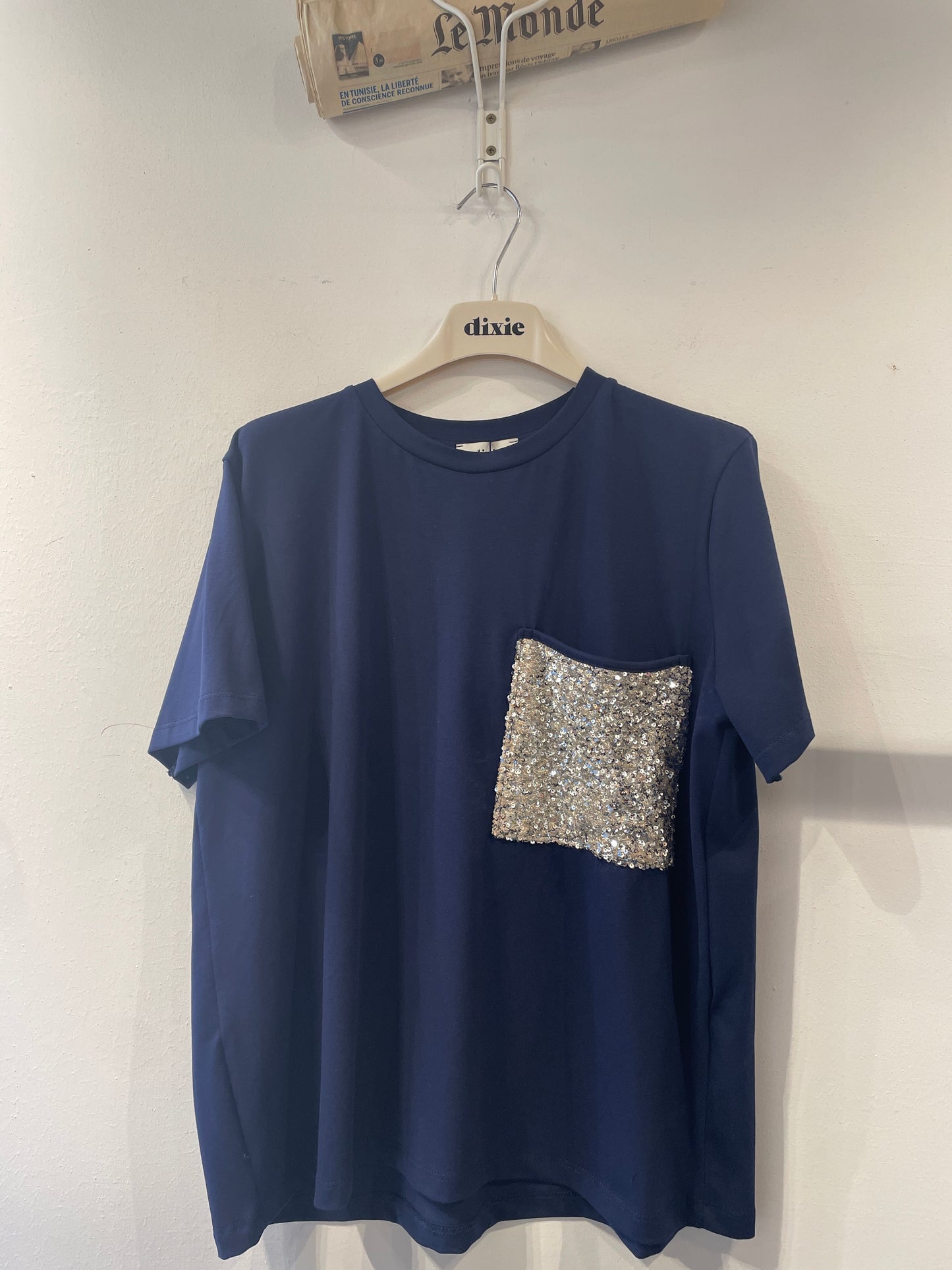 T-SHIRT CON TASCHINO APPLICATO CON PAILLETTES