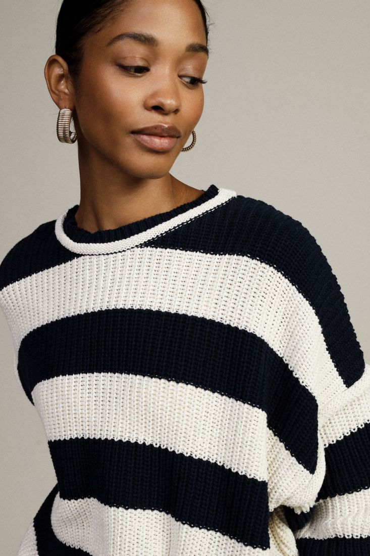 Maglione a righe con maniche lunghe e collo giro 80% cotone