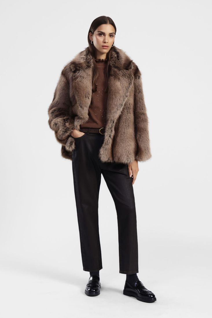 Eco-fur corta con ampio revers e volume
