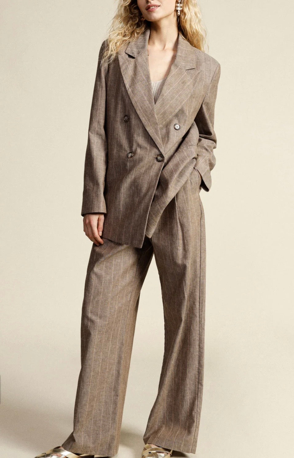 COMPLETO CON BLAZER DOPPIOPETTO A RIGHE CON TASCHE FRONTALI