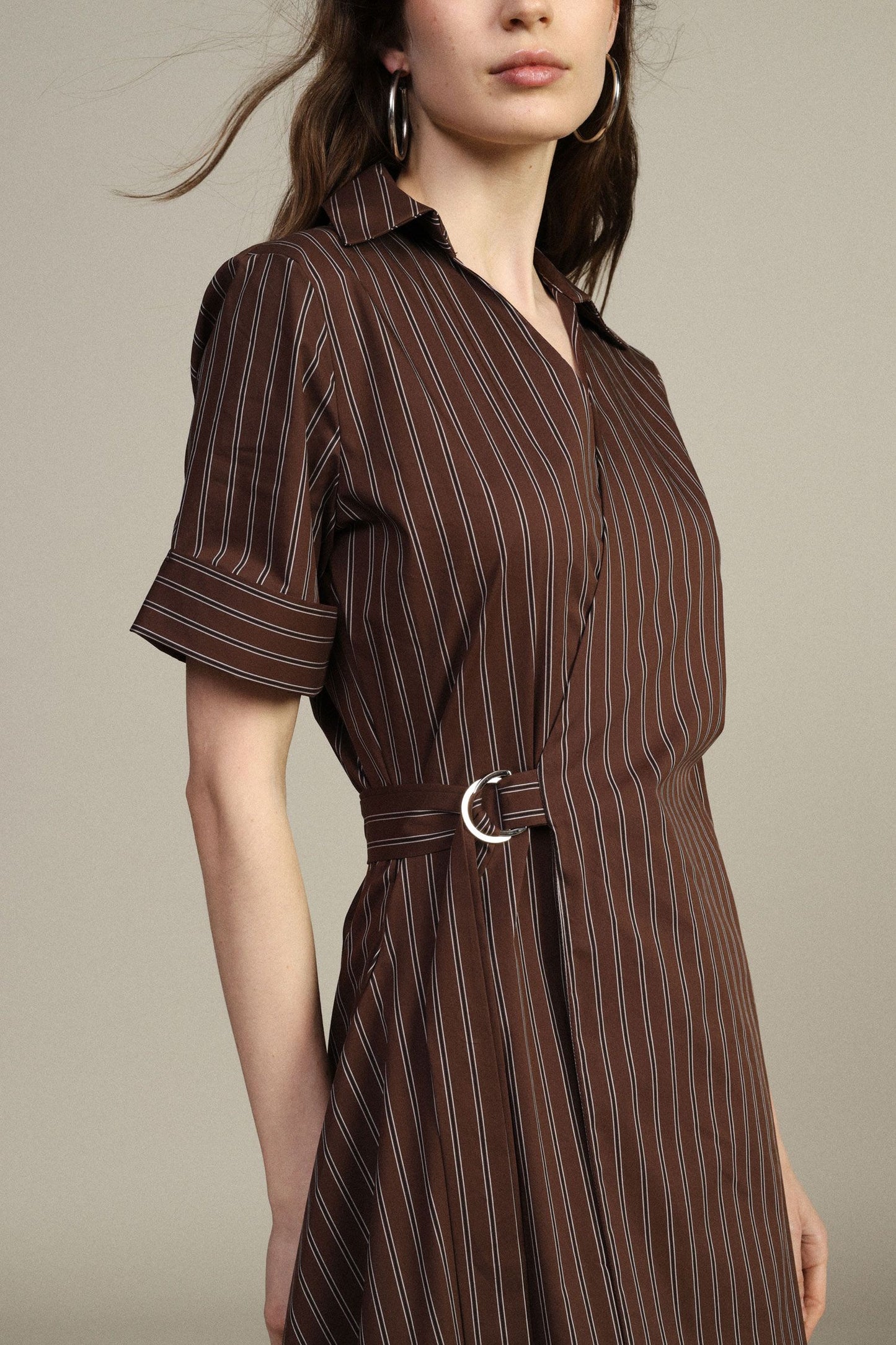 Abito midi a righe con scollo a v e cintura