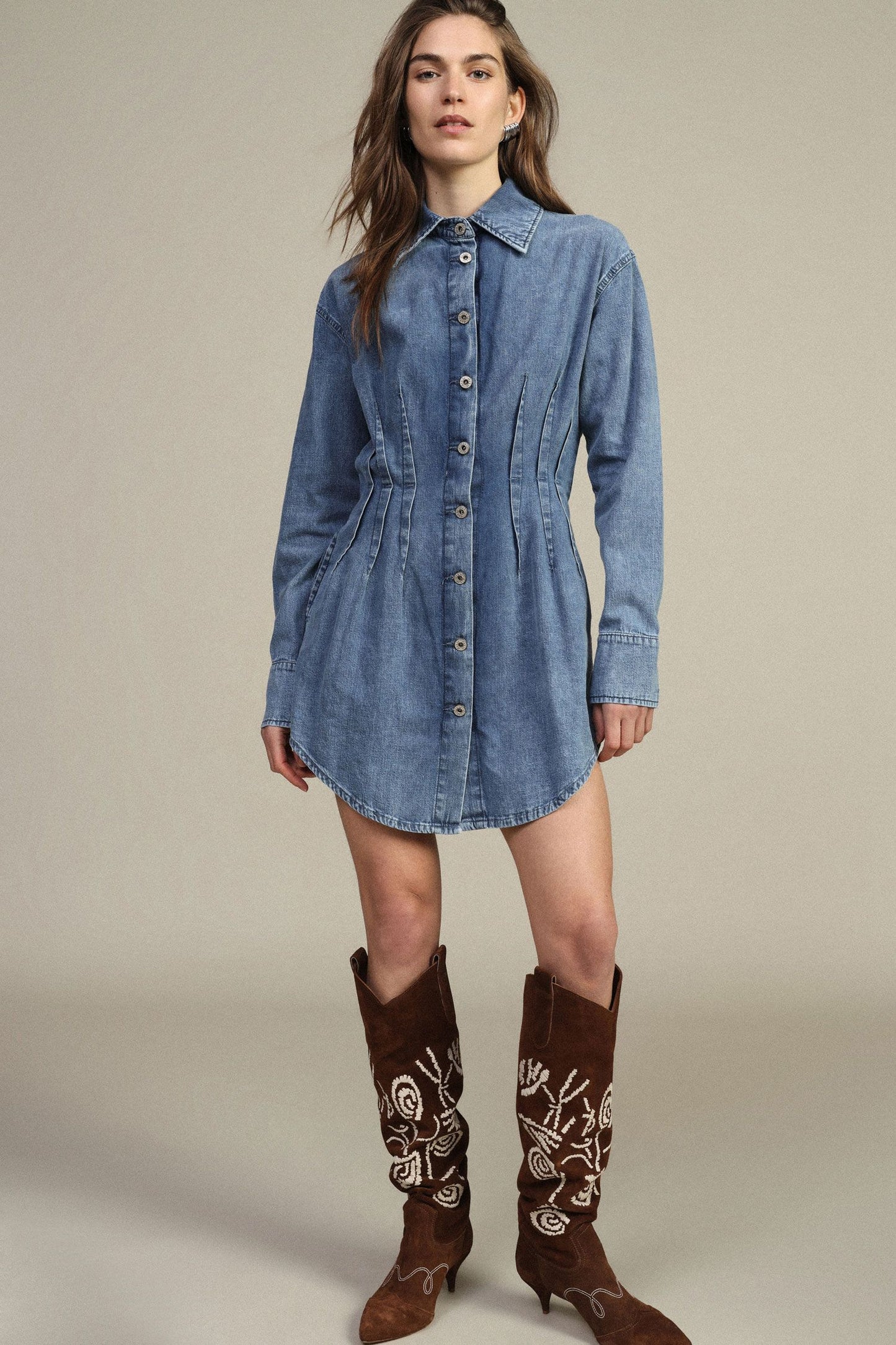 Abito corto bottoni pinces colletto classico