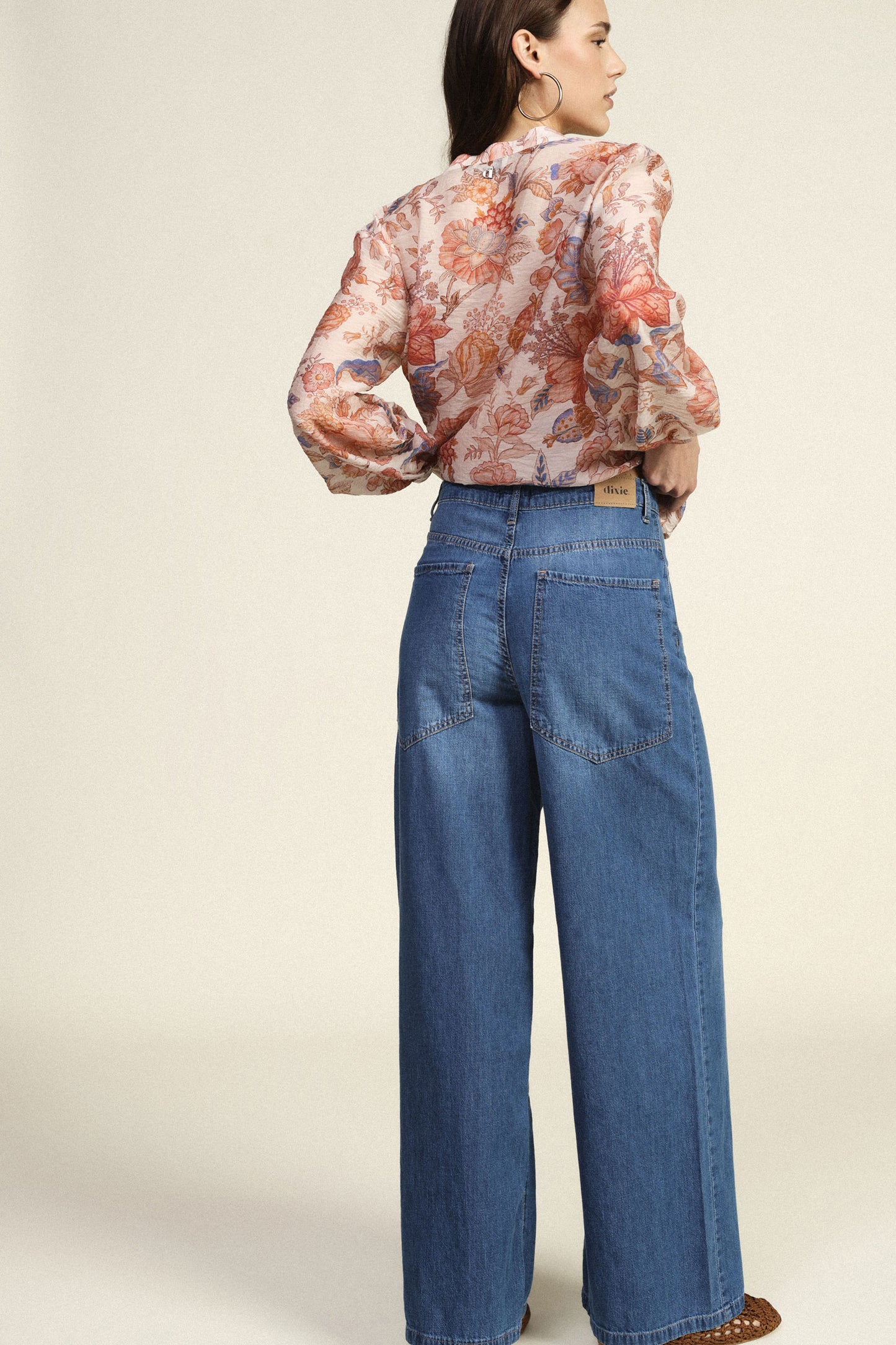 Jeans a gamba larga vita alta con tasche