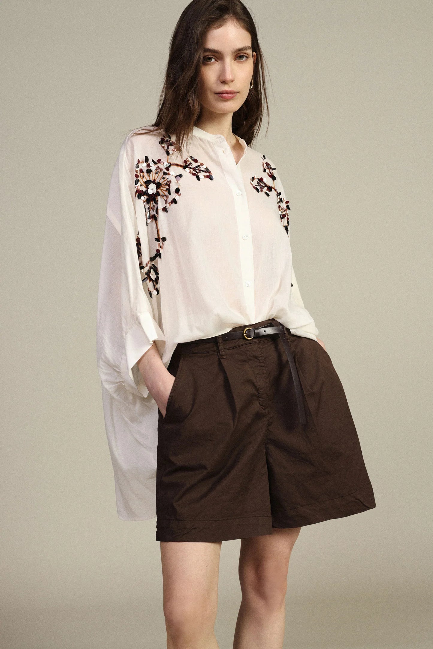 SHORTS REGULAR-FIT CON PINCE E CINTURA SOTTILE