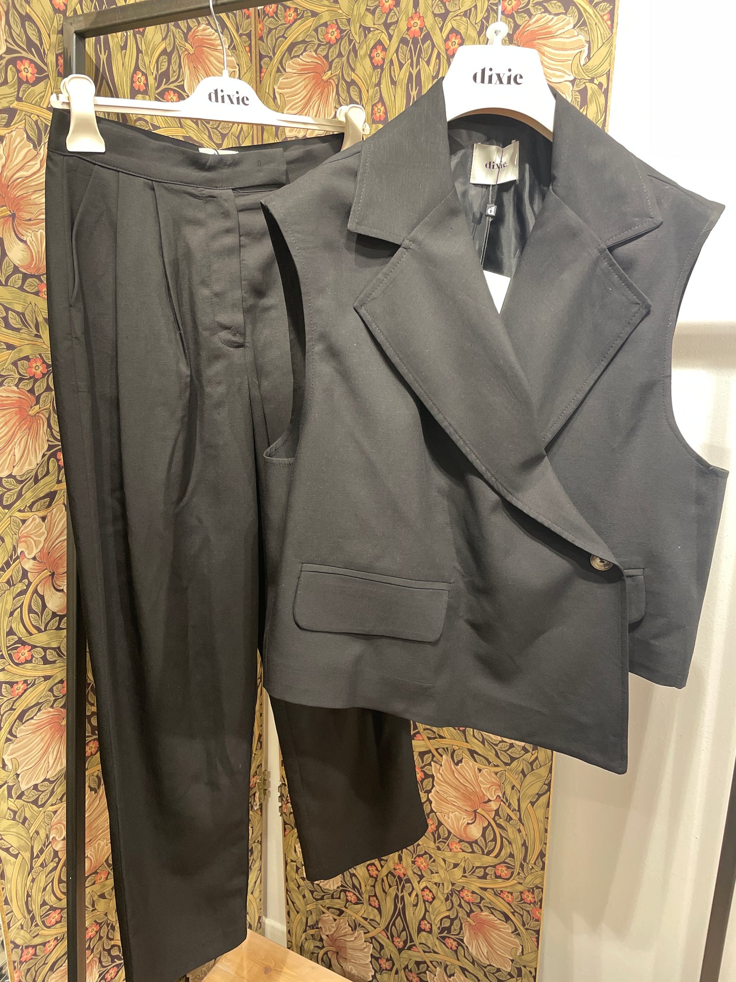 Completo con gilet  sartoriale con chiusura asimmetrica