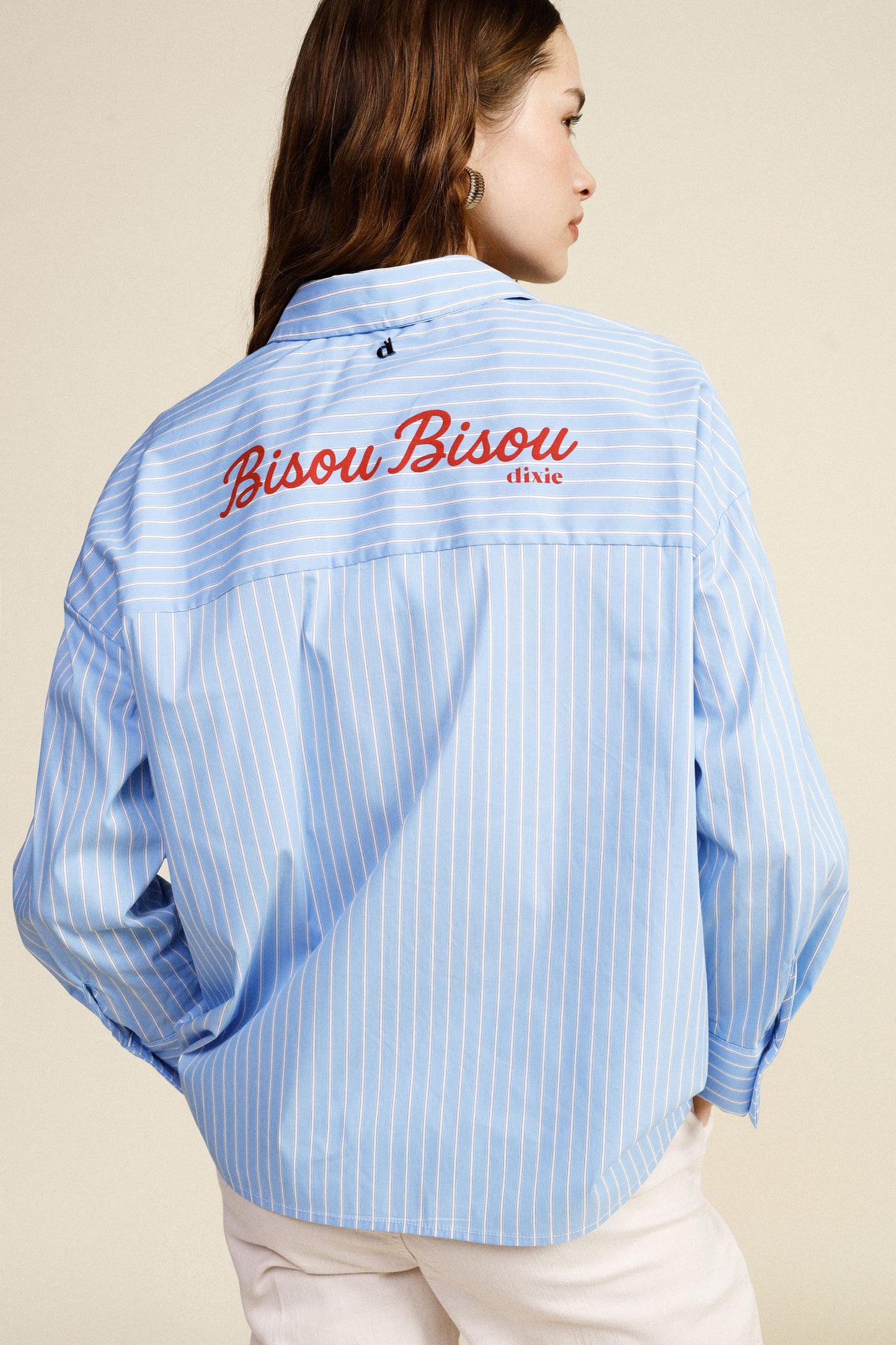 Camicia rigata con taschino e frase stampata