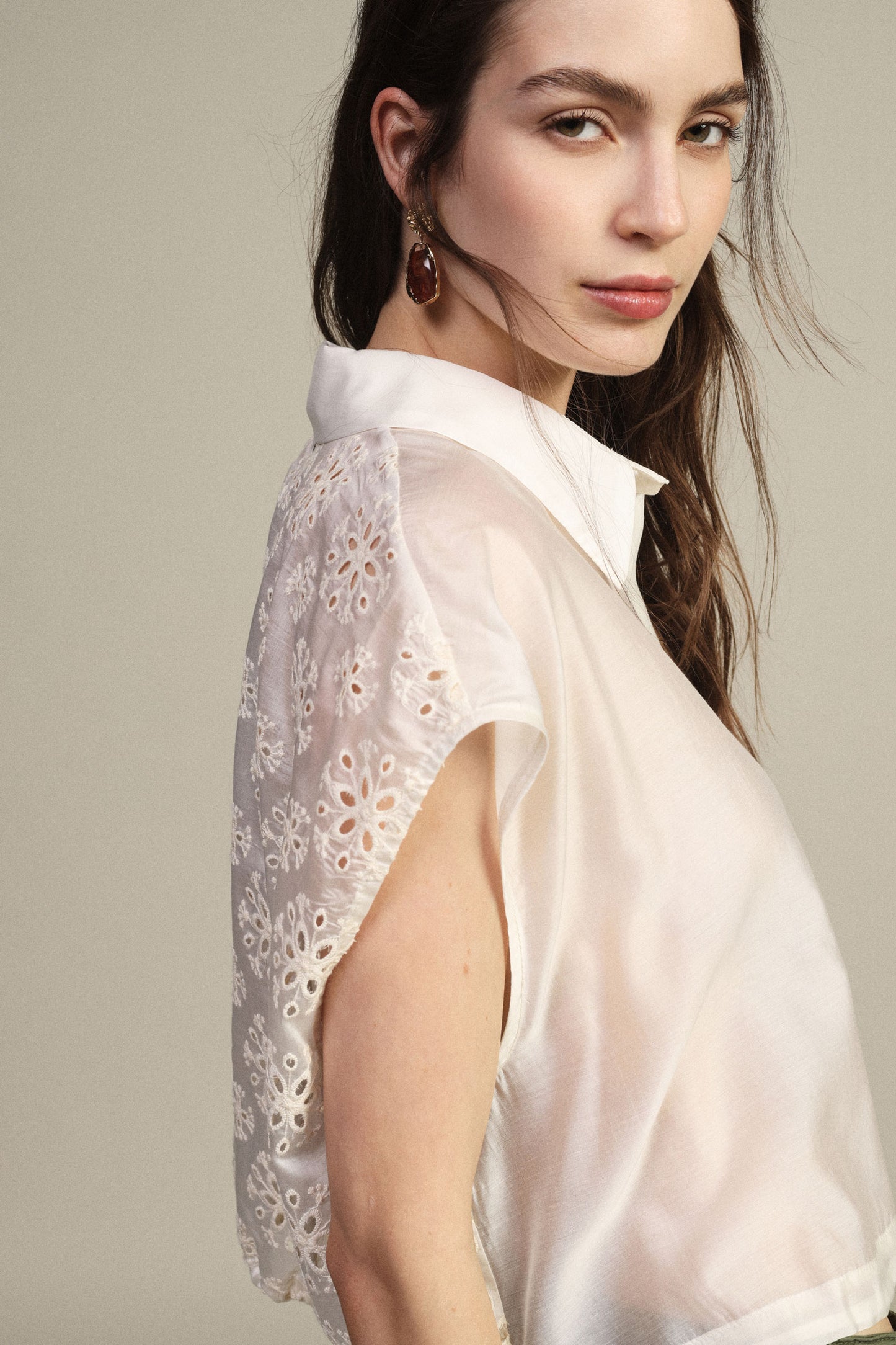 Shirt cropped con maniche traforate e coulisse